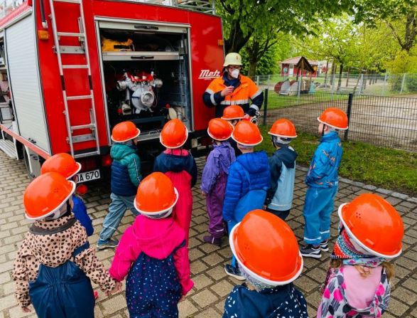 Besuch des Kindergartens bei der Feuerwehr Berg im Gau